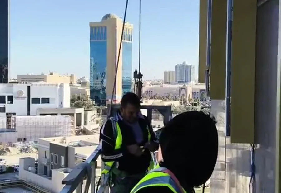 Overseas rooftop LED display installation team